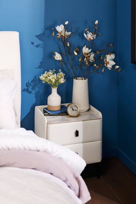 Table de nuit rembourrée Nova de 20,25 po (l) x 22,5 po (H) à 2 tiroirs avec dessus en pierre frittée - blanche