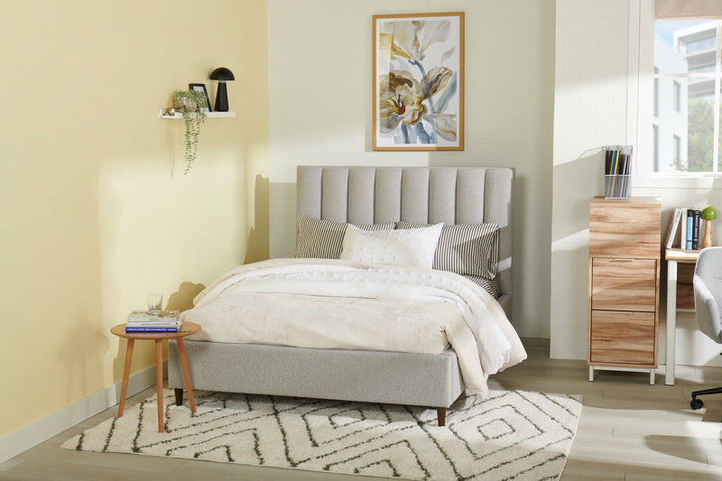 Lit plateforme rembourré Rain de Kort & Co. en tissu gris clair capitonné - format lit double