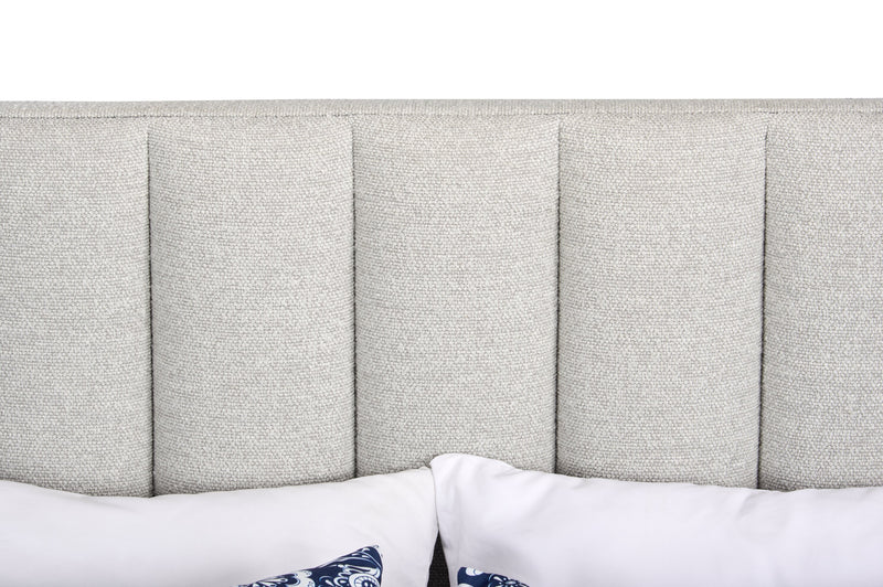 Lit plateforme rembourré Rain de Kort & Co. en tissu gris clair capitonné - format grand lit
