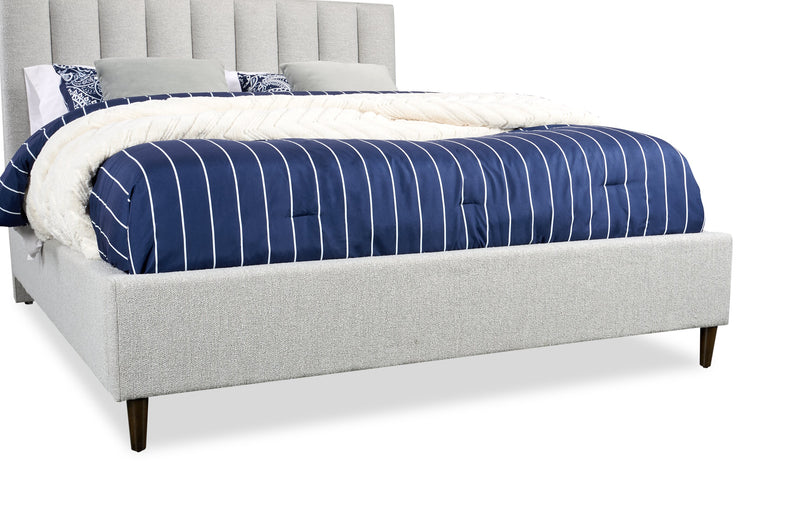 Lit plateforme rembourré Rain de Kort & Co. en tissu gris clair capitonné - format grand lit