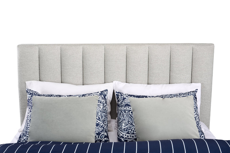 Lit plateforme rembourré Rain de Kort & Co. en tissu gris clair capitonné - format grand lit