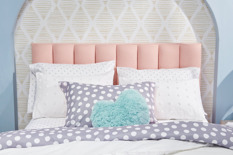 Lit plateforme rembourré Rain de Kort & Co. en tissu rose capitonné - format lit double