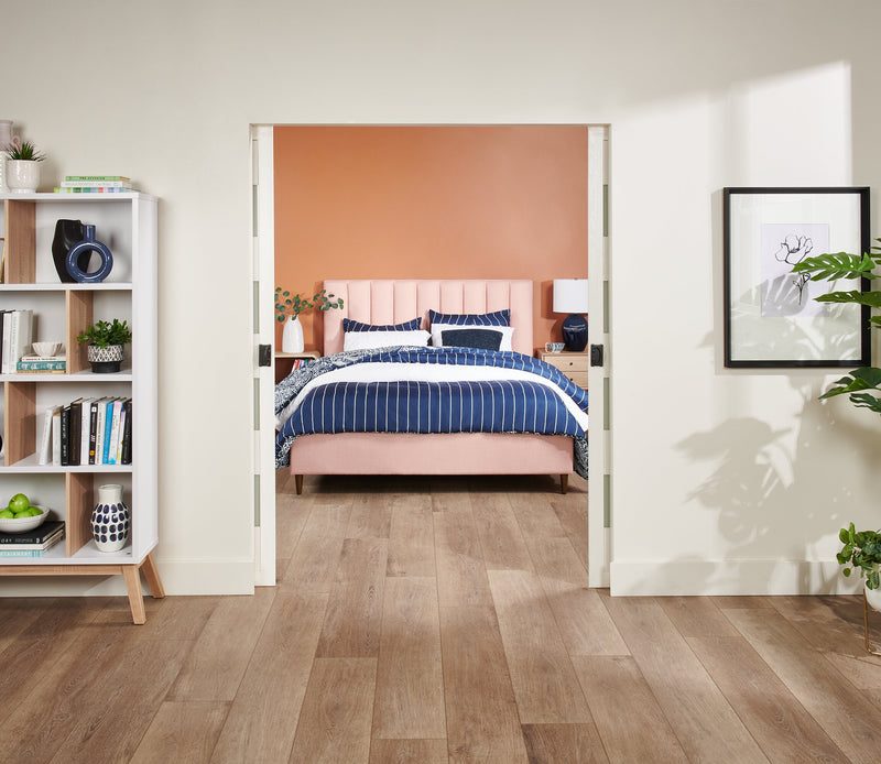 Lit plateforme rembourré Rain de Kort & Co. en tissu rose capitonné - format grand lit