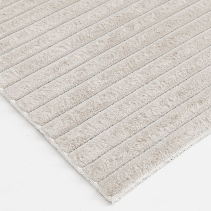 Carpette Channel en fausse fourrure ivoire avec revers en mousse à mémoire de forme - 5 pi x 7 pi