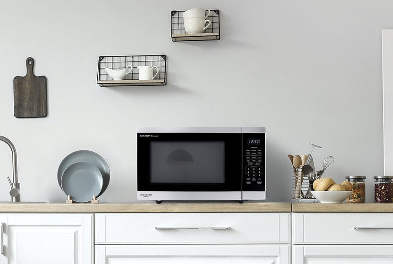 Four à micro-ondes de comptoir Sharp de 1,4 pi3 avec plateau tournant CarouselMD et technologie InverterMD - SMC1464KSC