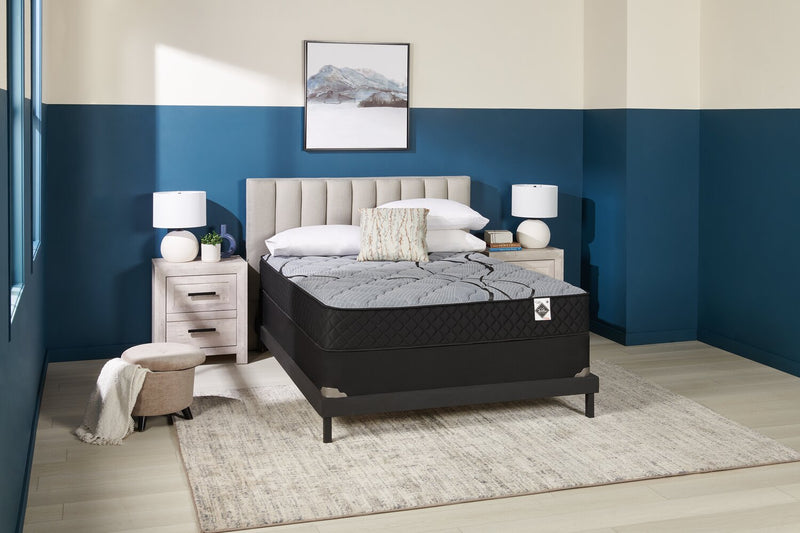 Matelas semi-ferme à plateau régulier dans une boîte Red Cedar de Springwall pour grand lit