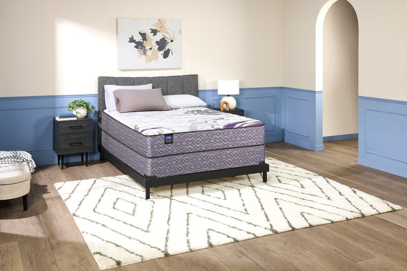 Ensemble Matelas semi-ferme à plateau régulier Kylie 2.0 de collection Essential de Sealy pour grand lit