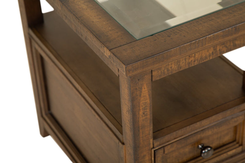 Table de fauteuil traditionnelle Hanson de 15 po en pin - muscade grillée