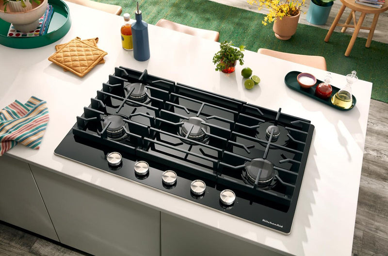 Surface de cuisson à gaz sur vitrocéramique KitchenAid de 36 po – KCGG536PBL