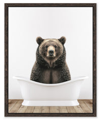 Œuvre d’art encadrée « Bear in Tub » sur toile - 17,5 po x 21,5 po