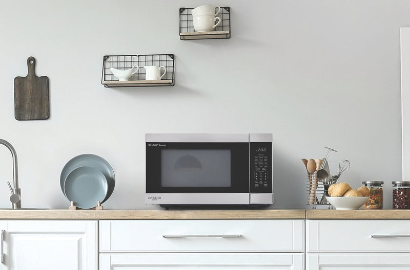 Four à micro-ondes de comptoir Sharp de 1,6 pi3 avec plateau tournant CarouselMD et technologie InverterMD - SMC1664KSC
