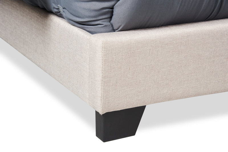 Lit rembourré à oreilles Brady en tissu gris clair avec clous décoratifs et capitonnage à boutons - format très grand lit