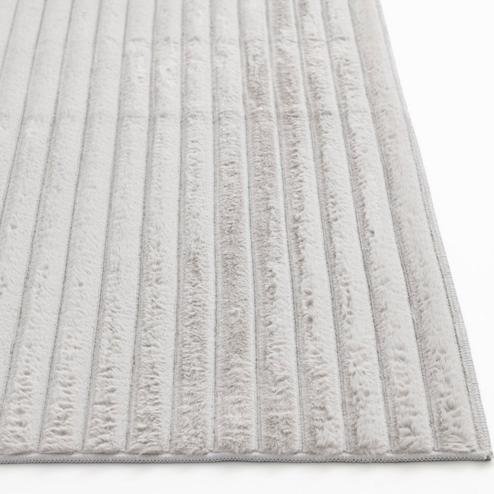 Carpette Channel en fausse fourrure gris clair avec revers en mousse à mémoire de forme - 5 pi x 7 pi