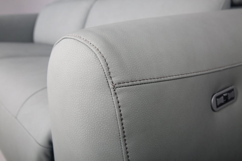 Sofa à inclinaison électrique Gianna de 76 po en cuir véritable avec appuie-têtes électriques et ports USB - bleu spa