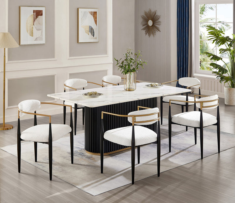 Chaise de salle à manger à accoudoirs Capri de Kort & Co. en métal avec tissu bouclé et touches dorées - blanche