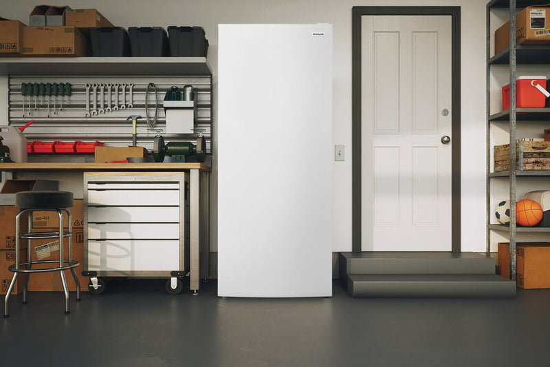 Congélateur vertical Frigidaire de 16 pi³ qui convient à une installation dans un garage - blanc - FRAE1626AW