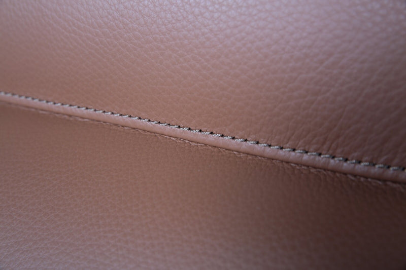 Fauteuil d’appoint à inclinaison par poussée Aydin de 27,5 po en cuir véritable avec accoudoirs et pattes en bois - orange chameau