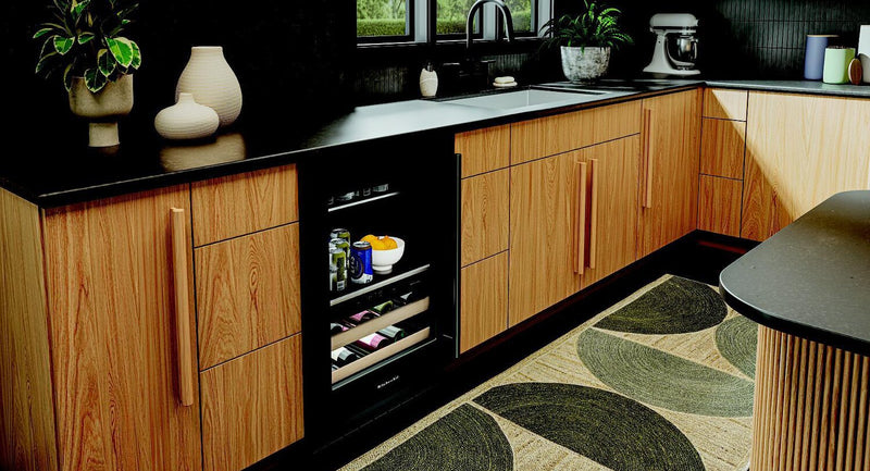 Refroidisseur à boissons KitchenAid de 24 po avec grilles à devant en bois - minerai noir - KUBL524SBE