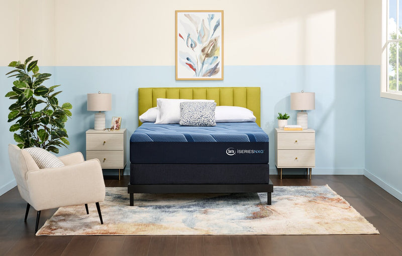 Ensemble matelas luxueux moyen à plateau régulier NXG1300 iSeries de Serta pour lit double