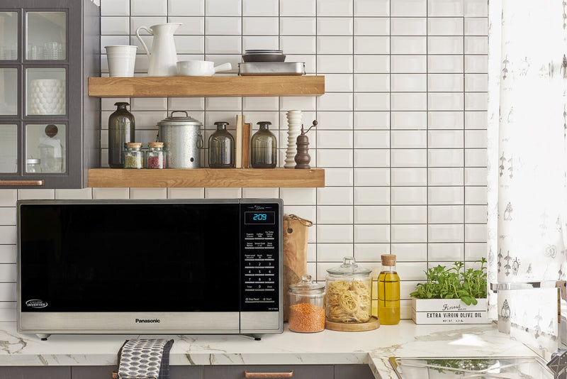 Four à micro-ondes de comptoir Panasonic de 1,6 pi3 avec une puissance de 1200 W et la technologie InverterMC cyclonique - NNST785SC