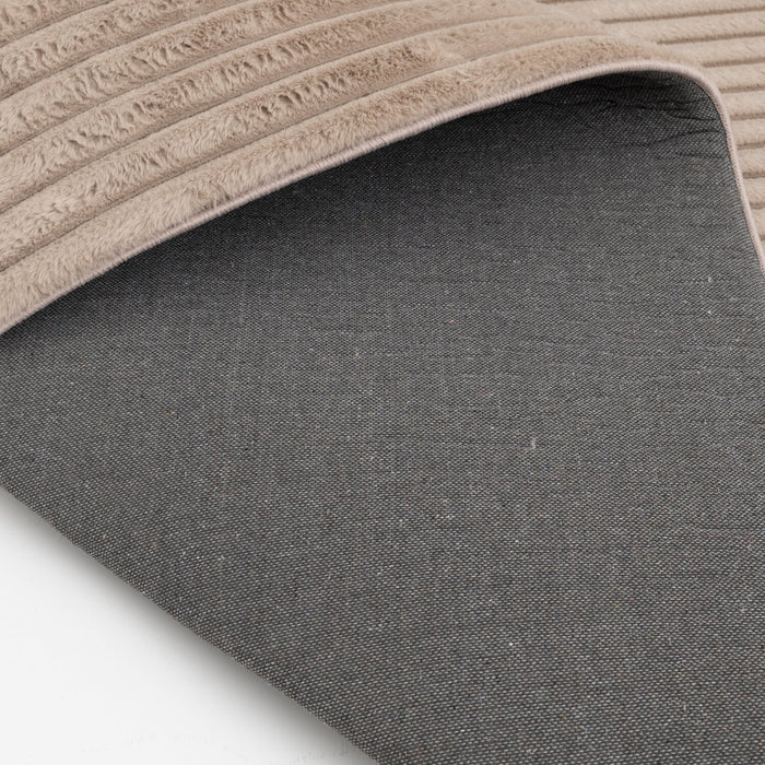 Carpette Channel en fausse fourrure taupe avec revers en mousse à mémoire de forme - 5 pi x 7 pi