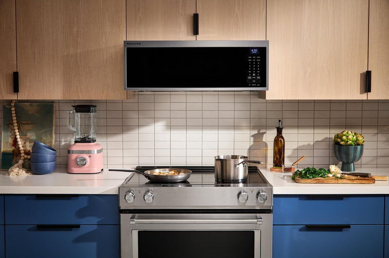 Four à micro-ondes à hotte intégrée intelligent à profil bas KitchenAid de 1,1 pi3 - acier inoxydable - YKMML550RPS