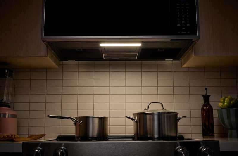 Four à micro-ondes à hotte intégrée intelligent à profil bas KitchenAid de 1,1 pi3 - acier inoxydable - YKMML550RPS