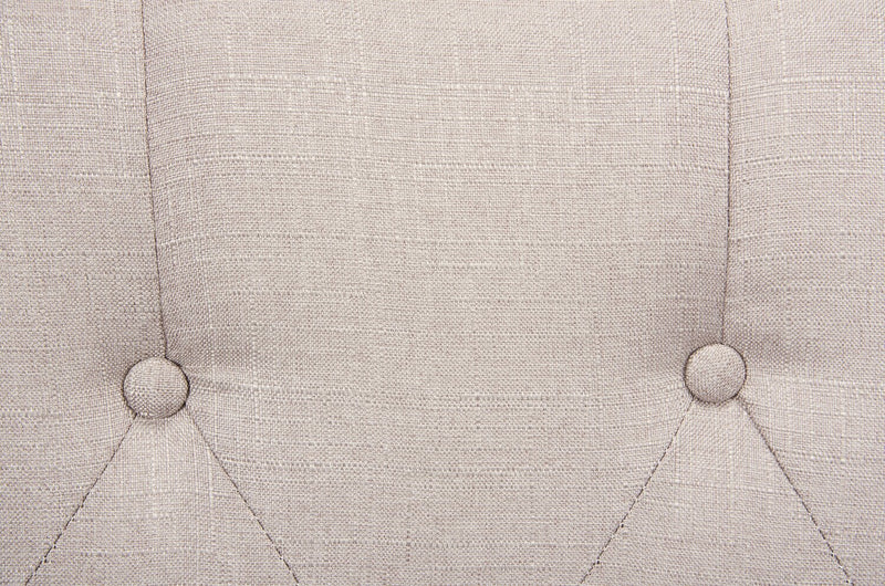 Lit rembourré à oreilles Brady en tissu gris clair avec clous décoratifs et capitonnage à boutons - format très grand lit