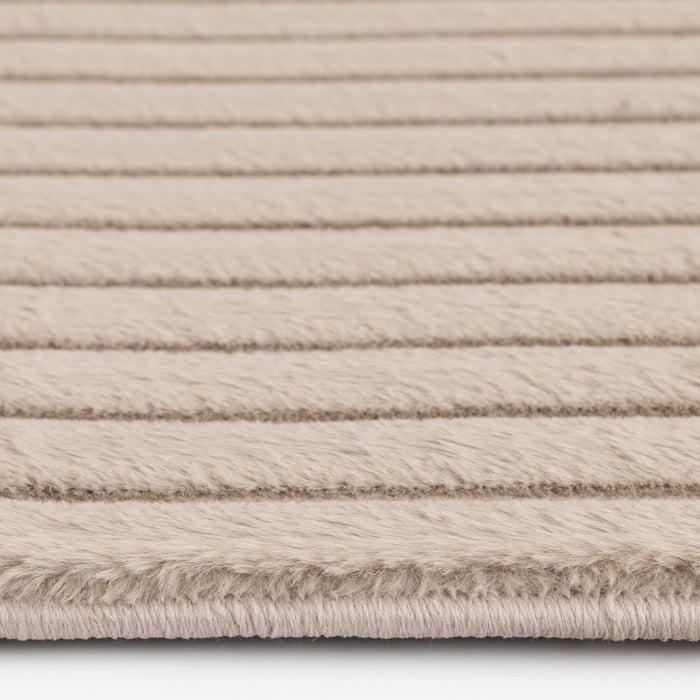 Carpette Channel en fausse fourrure taupe avec revers en mousse à mémoire de forme - 7 pi x 10 pi
