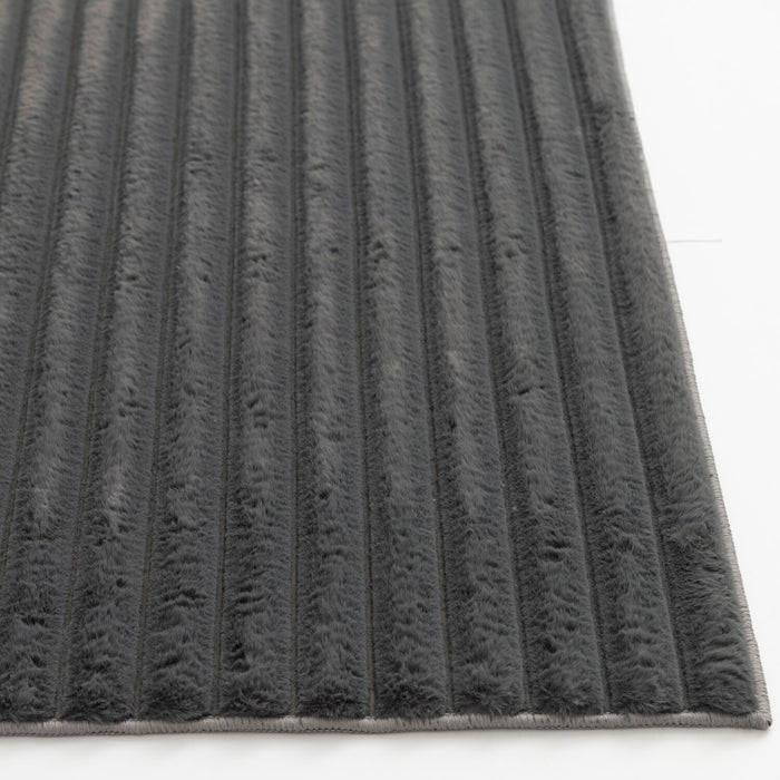 Carpette Channel en fausse fourrure gris foncé avec revers en mousse à mémoire de forme - 7 pi x 10 pi