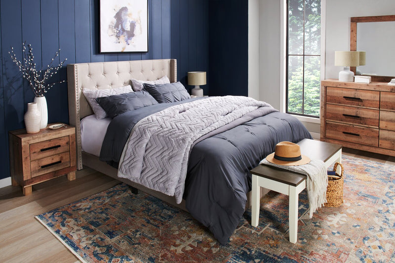 Lit rembourré à oreilles Brady en tissu gris clair avec clous décoratifs et capitonnage à boutons - format très grand lit