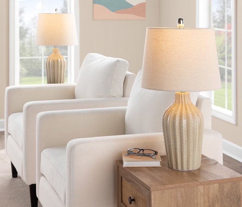 Lampe de table Willa de 23 po en céramique avec nickel poli et avec abat-jour en lin naturel – couleur sable cubain