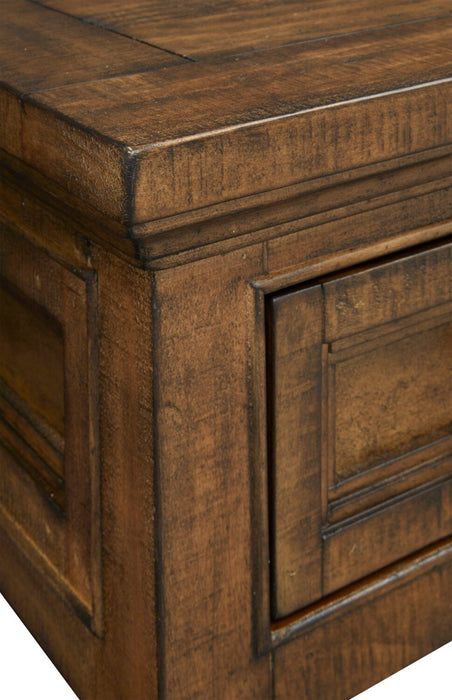 Table à café traditionnelle Hanson de 50 po en pin - muscade grillée