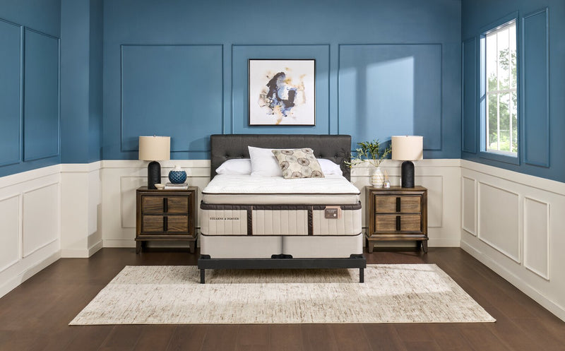 Ensemble matelas luxueux à Euro-plateau épais Stearns & Foster® Swansea pour très grand lit
