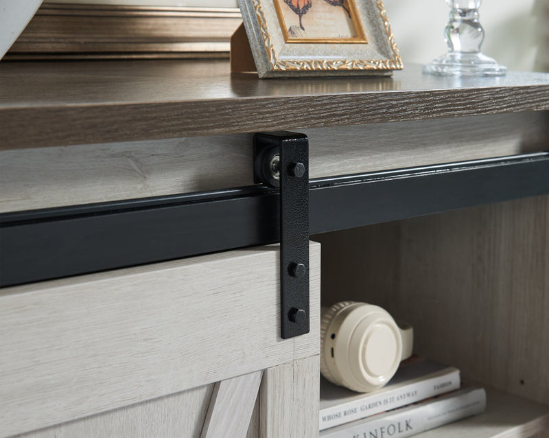 Armoire décorative Bristow de 31 po avec tablettes et porte de grange coulissante - chêne blanc