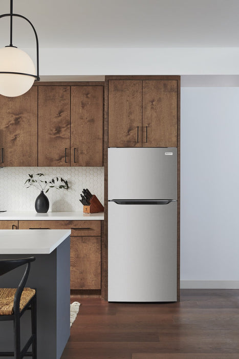 Réfrigérateur Frigidaire de 18 pi3 et de 30 po à congélateur supérieur - acier inoxydable résistant aux traces de doigts - FRTE1835AV