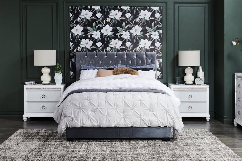 Lit rembourré Candace en tissu de velours gris avec capitonnage à boutons - format grand lit