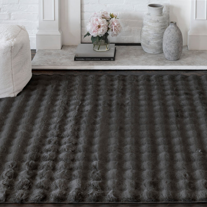 Carpette Dream Step à bulles en fausse fourrure gris foncé avec mousse à mémoire de forme - 5 pi x 7 pi
