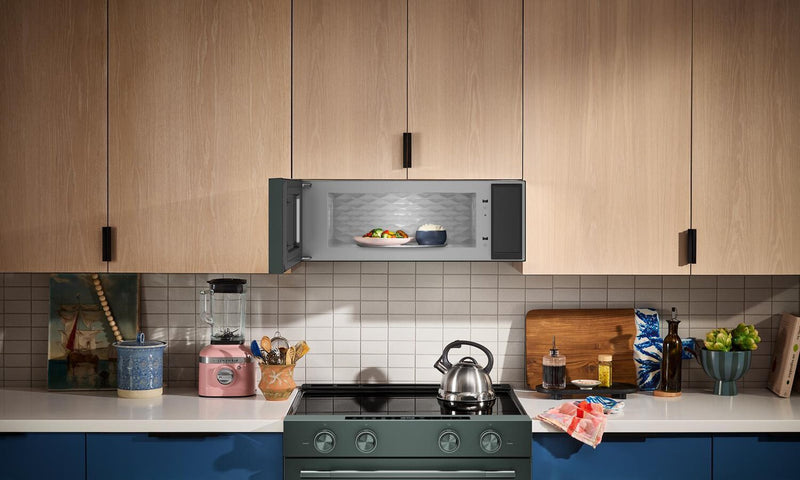 Four à micro-ondes à hotte intégrée intelligent à profil bas KitchenAid de 1,1 pi3 - genièvre - YKMML550RJP