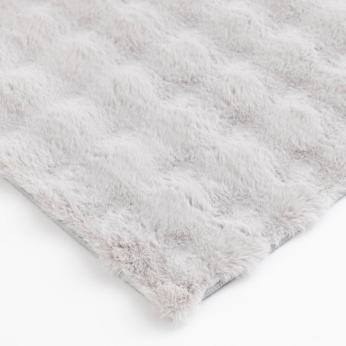 Carpette Bubble en fausse fourrure gris clair avec revers en mousse à mémoire de forme - 5 pi x 7 pi