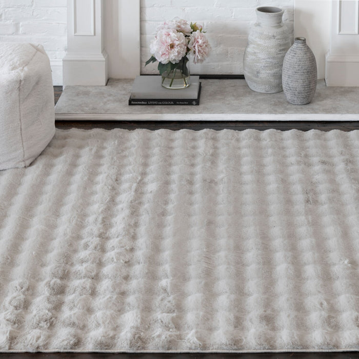 Carpette Bubble en fausse fourrure gris clair avec revers en mousse à mémoire de forme - 7 pi x 10 pi