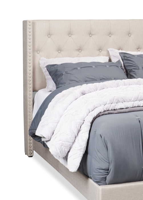 Lit rembourré à oreilles Brady en tissu gris clair avec clous décoratifs et capitonnage à boutons - format très grand lit
