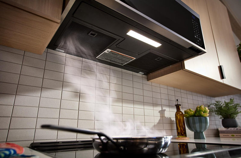 Four à micro-ondes à hotte intégrée intelligent à profil bas KitchenAid de 1,1 pi3 - acier inoxydable - YKMML550RPS