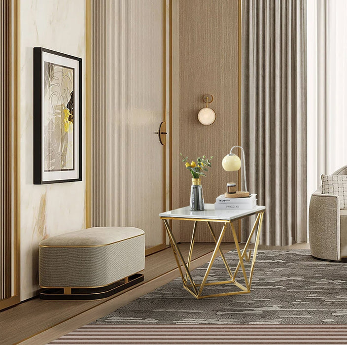 Table de bout carrée moderne Amanda de 21,5 po - dessus en marbre blanc avec base en métal doré