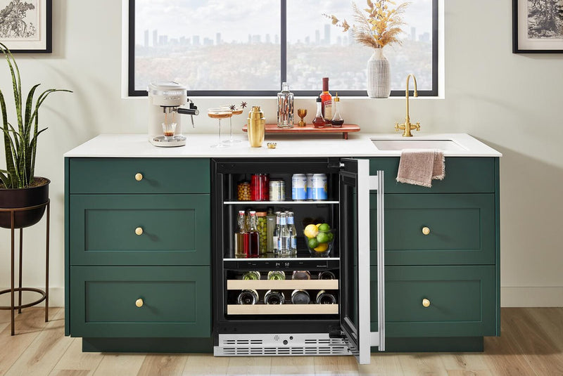 Refroidisseur à boissons KitchenAid de 24 po avec grilles à devant en bois -  acier inoxydable PrintShieldMC - KUBR524SPS 
