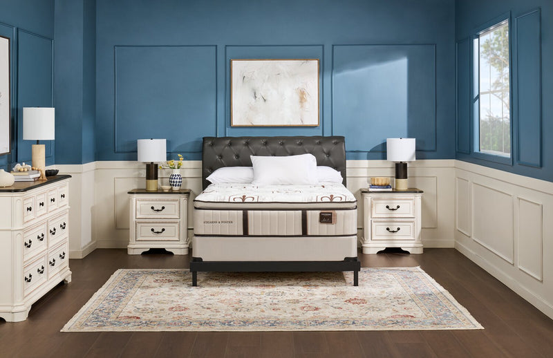Ensemble matelas moyen luxueux à plateau-coussin Burnley de Stearns & Foster pour grand lit