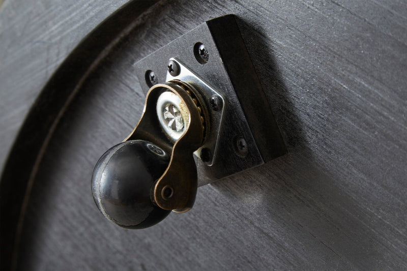 Table à café ronde moderne Lloyd de 43 po avec tablette et roulettes - gris-brun