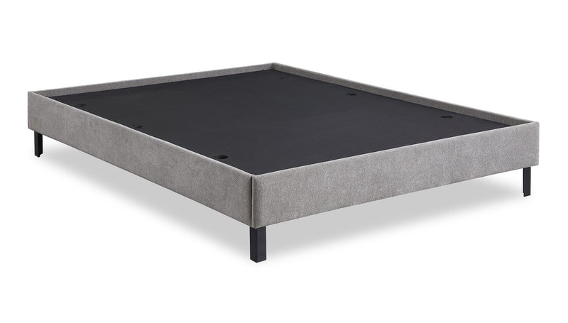 Lit plateforme Amos rembourré en tissu gris avec tête de lit à canaux - format lit double