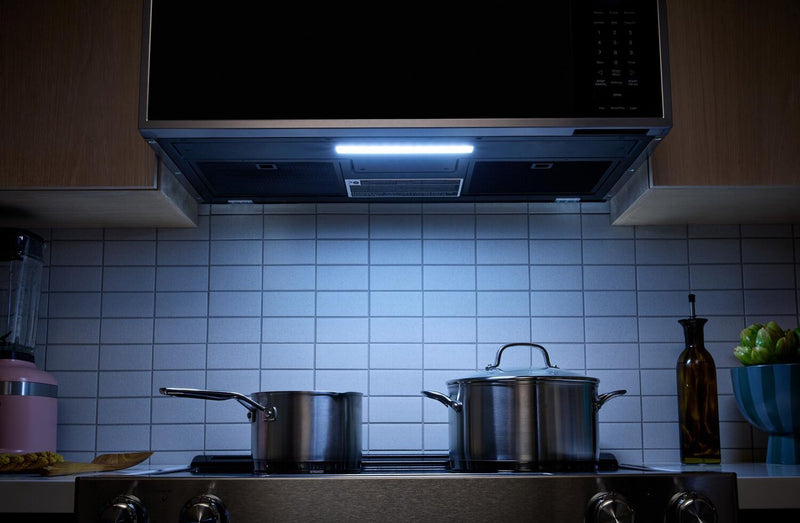 Four à micro-ondes à hotte intégrée intelligent à profil bas KitchenAid de 1,1 pi3 - acier inoxydable - YKMML550RPS