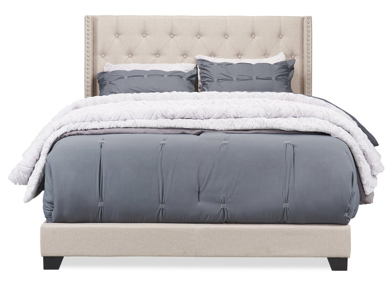 Lit rembourré à oreilles Brady en tissu gris clair avec clous décoratifs et capitonnage à boutons - format très grand lit